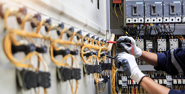 Professional Electrician technician working in Round Lake Beach, IL